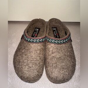 Haflinger Wool Tan Slip-Ons with Red and Green Trim 36 winter fall